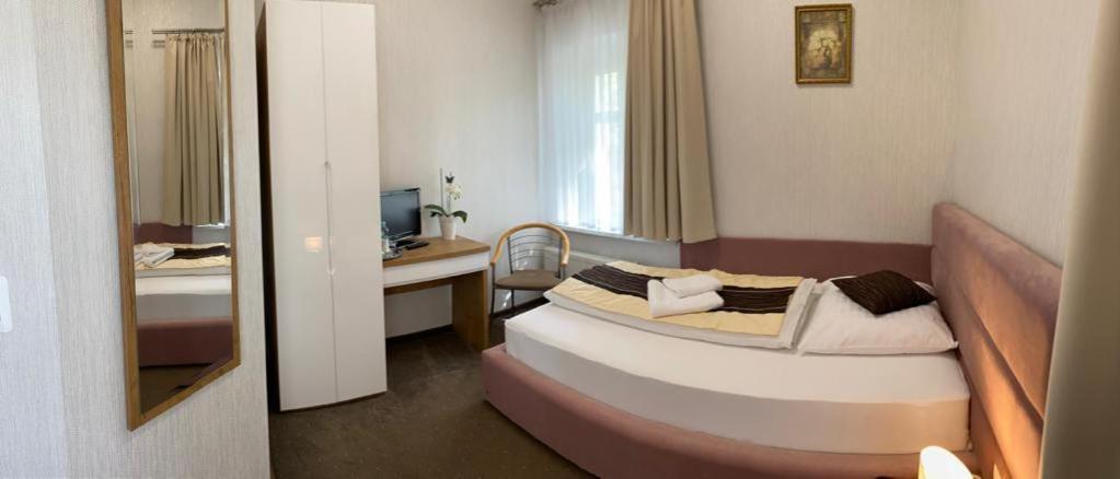 Park Hotel Dobrodzien Exterior photo